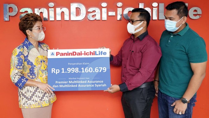 Pencairan Dana Klaim Hampir Rp 2M Business Development Director Panin Dai-ichi Life Rosni Tanutama (kiri) secara simbolis menyerahkan klaim tutup usia kepada perwakilan ahli waris nasabah dengan total nilai Rp 1,9 Miliar di Medan, Jumat (2/9/2022).
Klaim ini merupakan salah satu manfaat dari produk Premier Multilinked Assurance dan Multilinked Assurance Syariah yang dipasarkan melalui jalur keagenan.