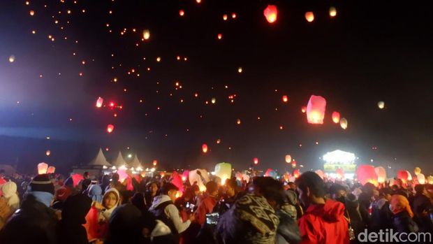 Penerbangan lampion saat Dieng Culture Festival 2022 di lapangan Pandawa, Jumat (2/9/2022)
