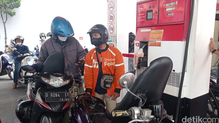 Pengemudi ojol berjuang dapatkan pertalite harga lama.