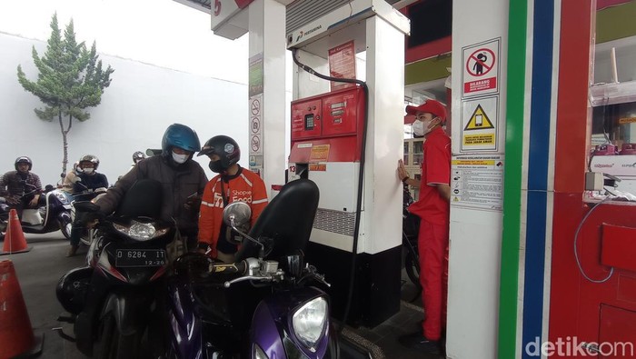 Pengemudi ojol berjuang dapatkan pertalite harga lama.