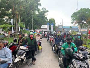 Panik Harga BBM Naik, Warga Ramai Antre di SPBU di Medan