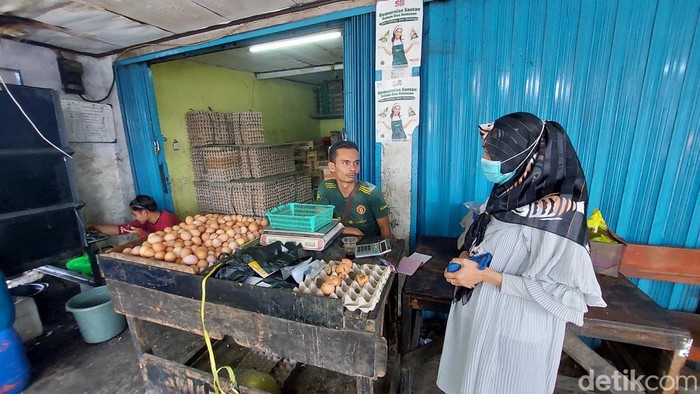 Penjual telur di Pasar Cicaheum Bandung.