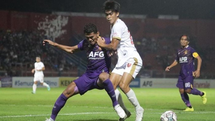 Duel Persik Kediri melawan PSM Makassar berakhir imbang 0-0 dalam laga pekan ke-8 Liga 1 2022/2023. Pemain PSM Rizky Eka berebut bola dengan pemain bertahan Persik.