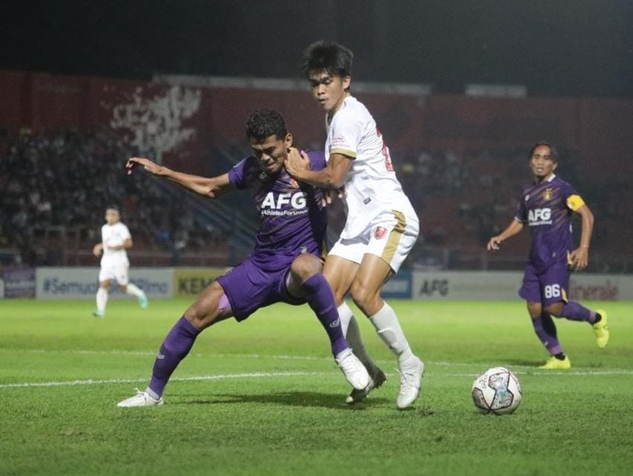 Duel Persik Kediri melawan PSM Makassar berakhir imbang 0-0 dalam laga pekan ke-8 Liga 1 2022/2023. Pemain PSM Rizky Eka berebut bola dengan pemain bertahan Persik.
