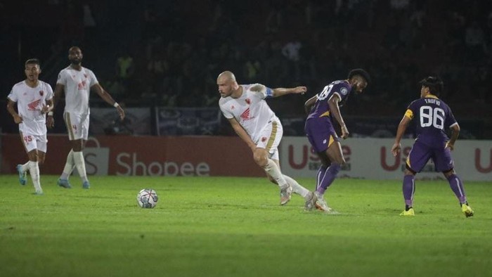 Persik Kediri bermain imbang 0-0 melawan PSM Makassar. Wiljan Pluim sukses melewati penjagaan pemain belakang Persik.