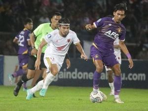 Sepak Terjang Wasit Zetman yang Keluarkan 10 Kartu di Duel PSM Vs Persik