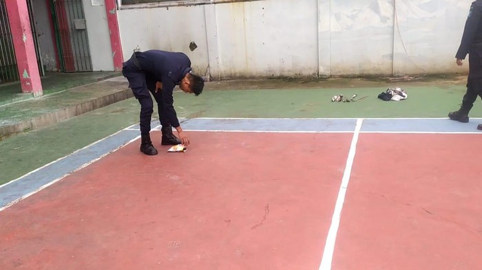 Petugas Lapas saat menemukan sabu yang dijatuhkan di area lapas menggunakan drone.