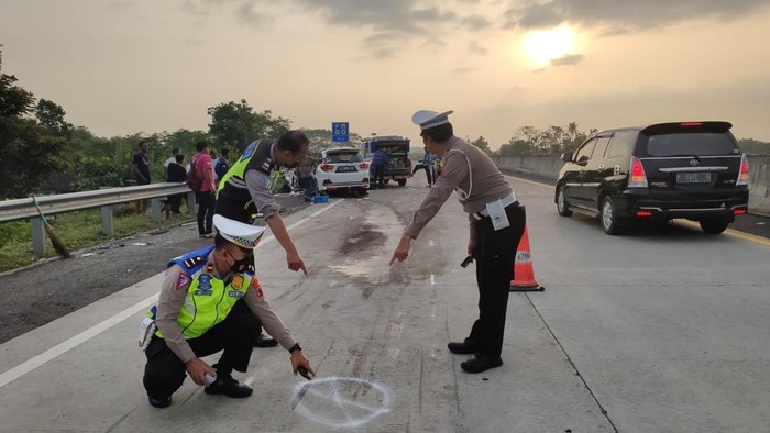 Petugas saat melakukan evakuasi para korban di TKP Tol Boyolali, Sabtu (3/9/2022).