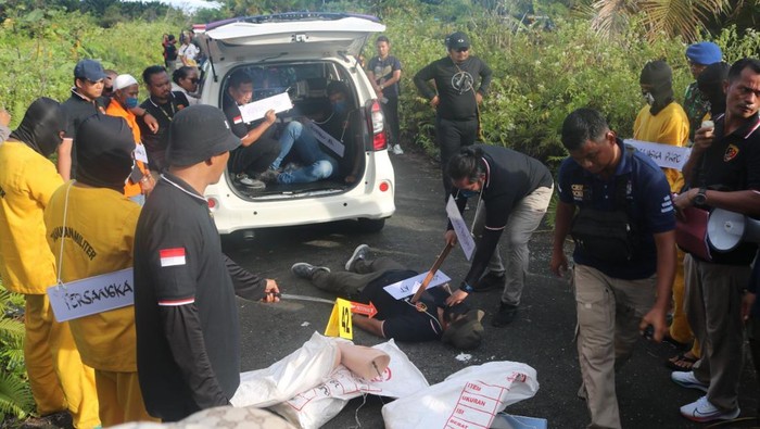 Polisi menggelar rekonstruksi kasus pembunuhan disertai mutilasi yang terjadi di Kabupaten Mimika, Papua. (dok Polda Papua)