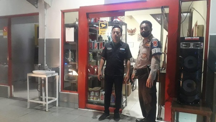 Polisi Patroli SPBU di Cibinong Bogor Pasca Kenaikan Harga BBM