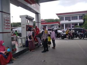 Begini Suasana Antrean di SPBU Neglasari Tangerang Jelang BBM Naik