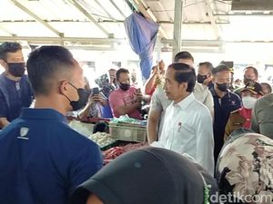 Bagi Bantuan di Pasar Gintung Bandar Lampung, Jokowi Disambut Histeris Pedagang