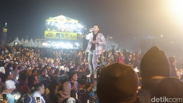 Penampilan Denny Caknan di Qris Jazz Atas Awan Dieng Culture Festival.
