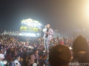 Denny Caknan Sukses Hangatkan Wisatawan Dieng di Qris Jazz Atas Awan