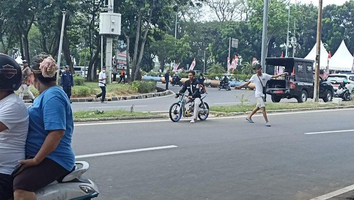 Remaja setting motor di luar lintasan street race Kemayoran (Wildan/detikcom)