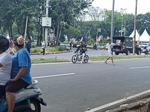 Nekat Setting Motor di Luar Arena Street Race Kemayoran, Pemuda Ini Ditegur