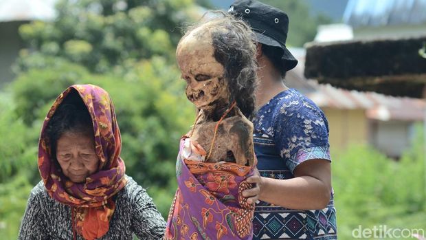 Mumi dijemur sebelum dibersihkan.