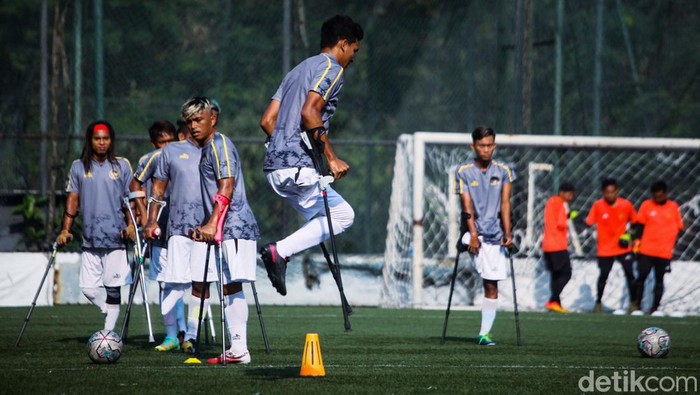 Keterbatasan fisik tak menyurutkan prestasi Timnas Sepakbola Amputasi Indonesia yang lolos ke Piala Dunia 2022. Saatnya Timnas Amputasi bertaji.
