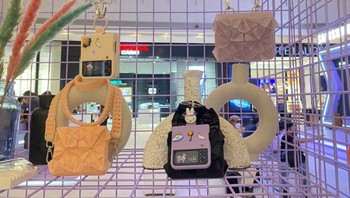 Berkolaborasi dengan BY dihadirkan aksesori eksklusif berupa strap dan micro bag yang tersedia secara terbatas. Foto: Samsung