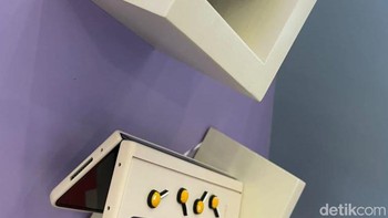 Pengunjung dapat menjajal langsung Galaxy Z Flip 4 dan Fold 4. Foto: detikINET