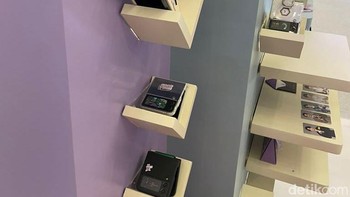 Samsung turut menghadirkan aksesori pelengkap ponsel layar lipatnya/  Foto: detikINET