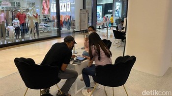 Konsumen dapat melakukan unboxing langsung untuk melakukan pengecekan unit. Foto: detikINET