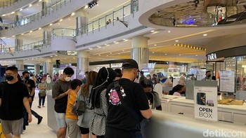 Konsumen yang telah ikut preorder Z Flip 4 maupun Fold 4 bisa mengambil unitnya di avara ini. Foto: detikINET  