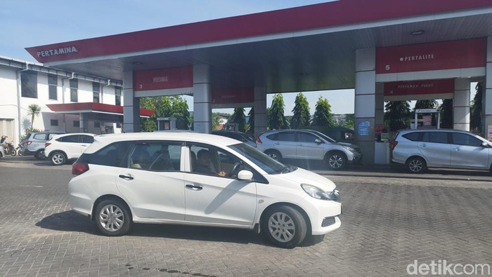 Sejumlah pengendara di SPBU Lidah Wetan putar balik karena yakin tak akan sempat dapat Pertalite harga lama.