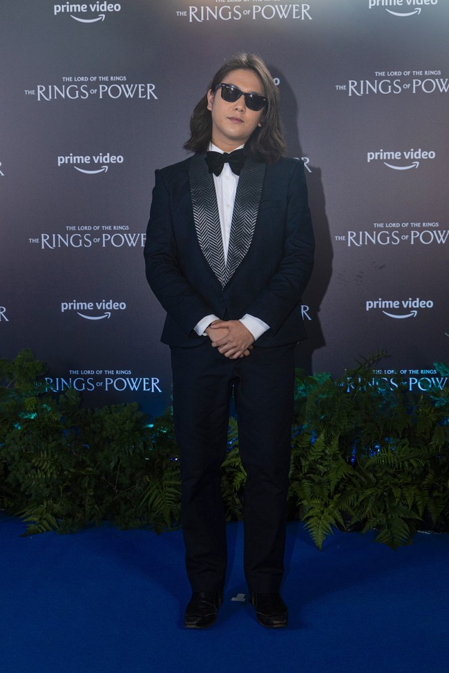 Iqbaal Ramadhan mengandalkan tuksedo hitam yang dipadukan dengan dasi kupu-kupu. Kacamata hitam ikut melengkapi gaya necisnya. (Foto: Dok. Prime Video)