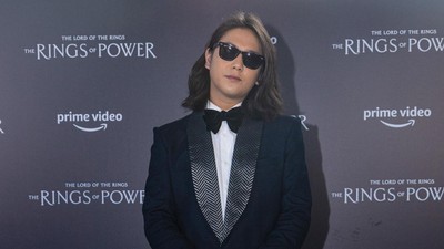 8 Penampilan Iqbaal Ramadhan Berambut Gondrong, Dipuji Ganteng Tapi Cantik