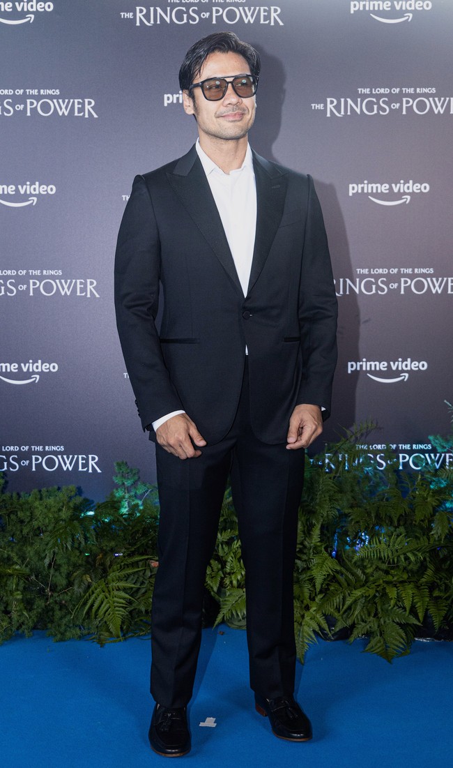 Mewakili Indonesia, ada aktor Chicco Jerikho. Suami Putri Marino itu tampil gagah dengan kombinasi setelan hitam dan kemeja putih.   (Foto: Dok. Prime Video)