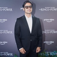 Mewakili Indonesia, ada aktor Chicco Jerikho. Suami Putri Marino itu tampil gagah dengan kombinasi setelan hitam dan kemeja putih.   (Foto: Dok. Prime Video)