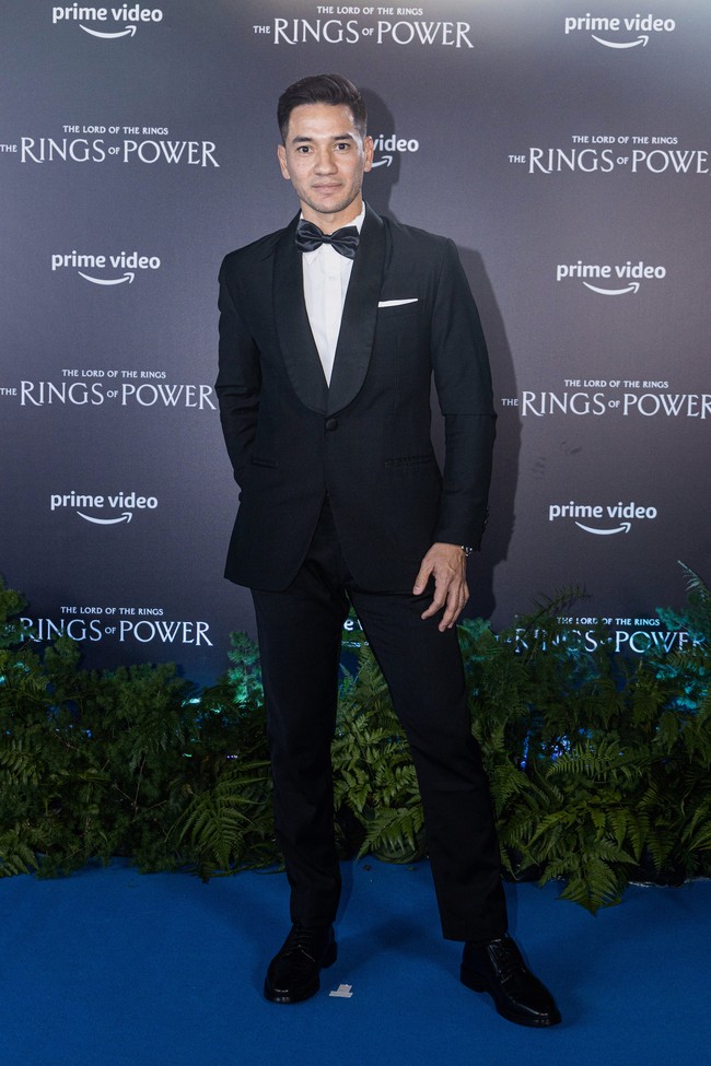 Tidak ketinggalan aktor Andrew White. Ia tampak gagah dengan tuksedo berdasi kupu-kupu yang membungkus tubuh atletisnya. (Foto: Dok. Prime Video)