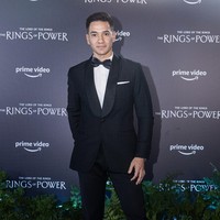 Tidak ketinggalan aktor Andrew White. Ia tampak gagah dengan tuksedo berdasi kupu-kupu yang membungkus tubuh atletisnya. (Foto: Dok. Prime Video)