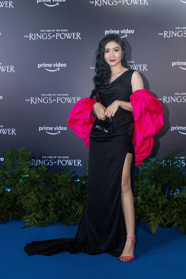 Aktris Febby Rastanty pun tak melewatkan pemutaran perdana serial prekuel film The Lord of the Rings ini. Gaun hitam yang dikontraskan dengan lengan bervolue warna shocking pink menemani penampilannya. (Foto: Dok. Prime Video)