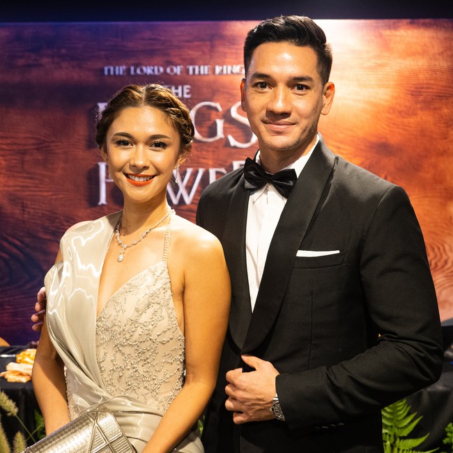 Berpose berdua di karpet merah, Andrew White dan Nana Mirdad pun tak sungkan untuk memamerkan kemesraan. (Foto: Dok. Prime Video)