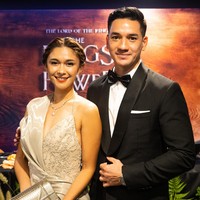 Berpose berdua di karpet merah, Andrew White dan Nana Mirdad pun tak sungkan untuk memamerkan kemesraan. (Foto: Dok. Prime Video)