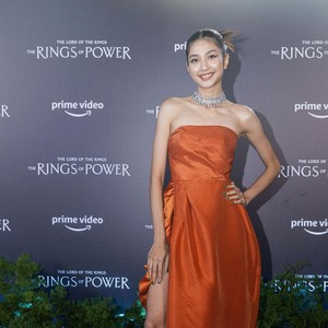 Gaya Mikha Tambayong di Premier Rings of Power, Dipuji Mirip Lisa Blackpink Gaya Mikha Tambayong di Premier Rings of Power, Dipuji Mirip Lisa Blackpink