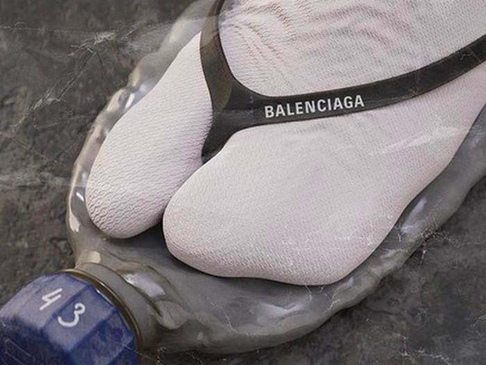 Sendal Jepit Botol Balenciaga Hasil Imajinasi Seniman Sendal Jepit Botol Balenciaga