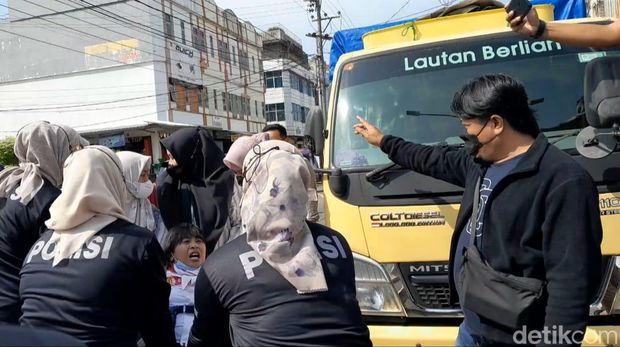 Seorang wanita diamankan polisi saat kedatangan Jokowi ke Lampung.