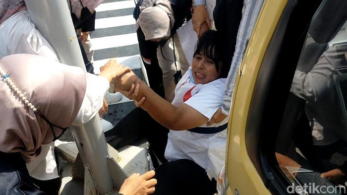 Seorang wanita diamankan polisi saat kedatangan Jokowi ke Lampung.