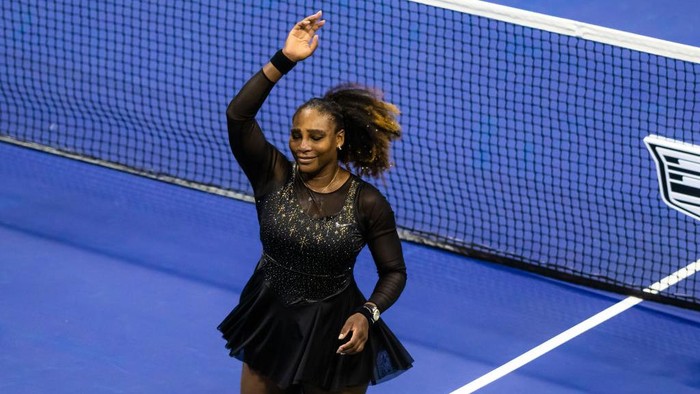 NEW YORK, NEW YORK - SEPTEMBER 02: Serena Williams of the United States waves to the crowd after losing her final career match against Ajla Tomljanovic of Australia in the third round on Day 5 of the US Open Tennis Championships at USTA Billie Jean King National Tennis Center on September 02, 2022 in New York City (Photo by Robert Prange/Getty Images)