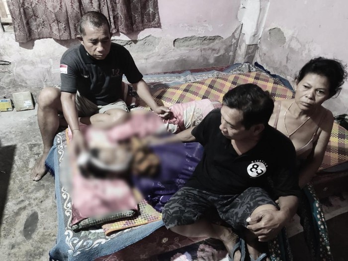 Jenazah Putu Pusparini (12), siswi kelas VI Sekolah Dasar Negeri (SDN) 2 Sangkaragung, korban tenggelam di Sungai Samblong didampingi kakek dan keluarga