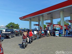 Antrean Panjang SPBU Demi Tetes Terakhir Pertalite Murah Berujung Pasrah