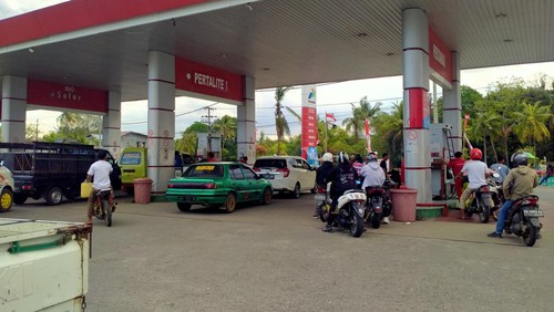 Suasana kendaraan yang sedang mengisi bahan bakar di SPBU Karijawa Dompu pada hari pertama harga BBM naik.