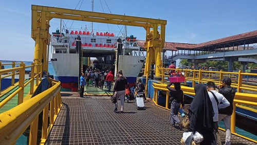 suasana penyeberangan di Pelabuhan Padangbai, Sabtu (3/9/2022)