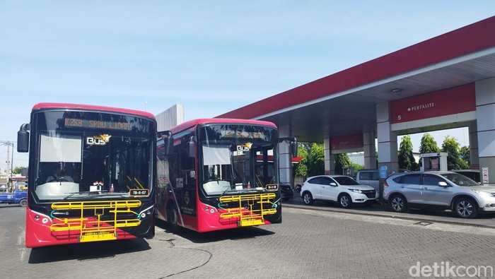 Suroboyo Bus yang sempat kesulitan masuk SPBU Lidah Wetan