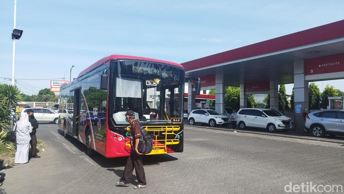 Suroboyo Bus yang sempat kesulitan masuk SPBU Lidah Wetan