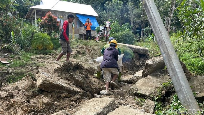 Tanah bergerak di Desa labuku, Kecamatan Meiwa, Kabupaten Enrekang.