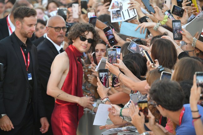 Penampilannya ini tentu saja membuat heboh jagad internet. Para fans tercengang sekaligus kagum dengan pilihan busananya yang berani. Foto: Dominique Charriau/Getty Images